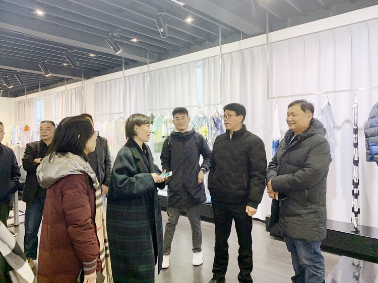 中國紡織品進(jìn)出口商會(huì)、海安市商務(wù)局領(lǐng)導(dǎo)一行來訪華藝調(diào)研.jpg